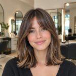 Flequillo cortina con melena castaña y mechas caramelo en Atelier Estilistas, peluquería en Avilés